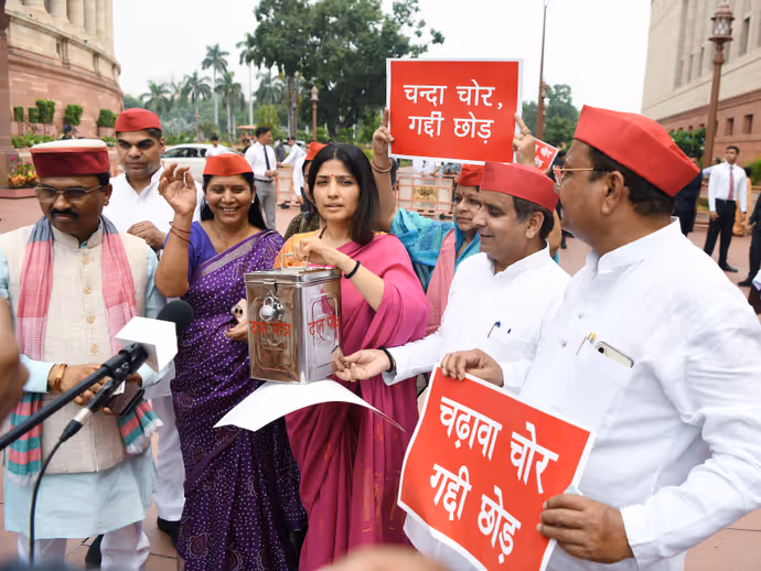 डिंपल यादव ने संसद में क्यों उठाया पीपा, 7 फोटो में सपा सांसदों का अनोखा प्रोटेस्ट