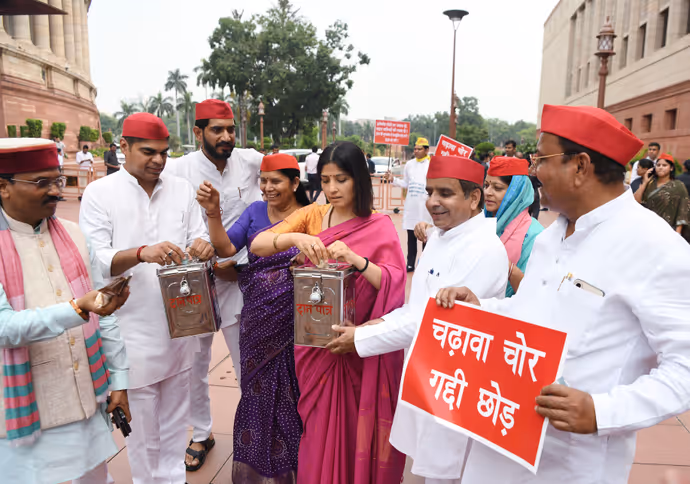 डिंपल यादव ने संसद में क्यों उठाया पीपा, 7 फोटो में सपा सांसदों का अनोखा प्रोटेस्ट