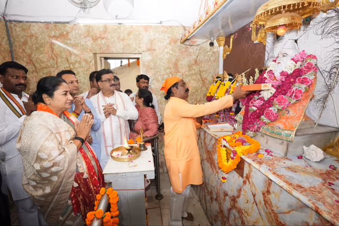 गुरु पूर्णिमा पर योगी, सम्राट चौधरी समेत 7 CM की खास तस्वीरः किसी ने किया भंडारा, किसी ने कराई सत्यनारायण कथा