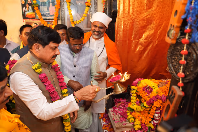 गुरु पूर्णिमा पर योगी, सम्राट चौधरी समेत 7 CM की खास तस्वीरः किसी ने किया भंडारा, किसी ने कराई सत्यनारायण कथा