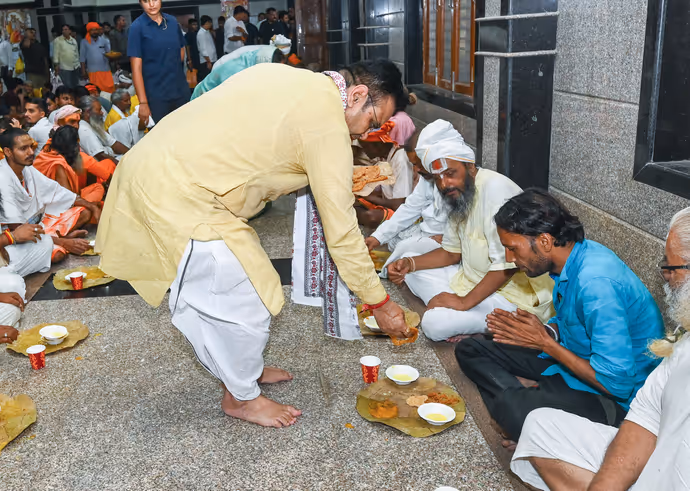 गुरु पूर्णिमा पर योगी, सम्राट चौधरी समेत 7 CM की खास तस्वीरः किसी ने किया भंडारा, किसी ने कराई सत्यनारायण कथा