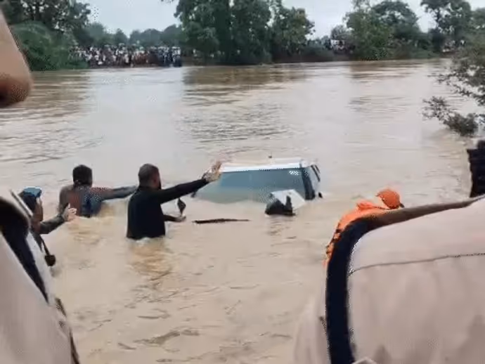 IMD का 16 राज्यों में अलर्ट! हरिद्वार में कांवड़िया बहा, रुद्रप्रयाग में बोल्डर गिरा...12 तस्वीरों में देखिए भीषण बारिश का कहर