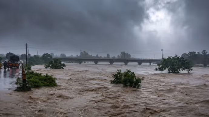 IMD का 16 राज्यों में अलर्ट! हरिद्वार में कांवड़िया बहा, रुद्रप्रयाग में बोल्डर गिरा...12 तस्वीरों में देखिए भीषण बारिश का कहर