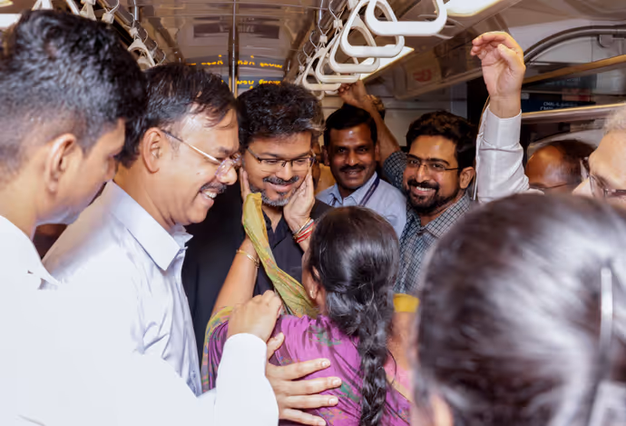 विजय ने CM नहीं, आम आदमी बन मेट्रो में किया सफर, 7 PHOTO में तमिलनाडु के मुख्यमंत्री की सादगी