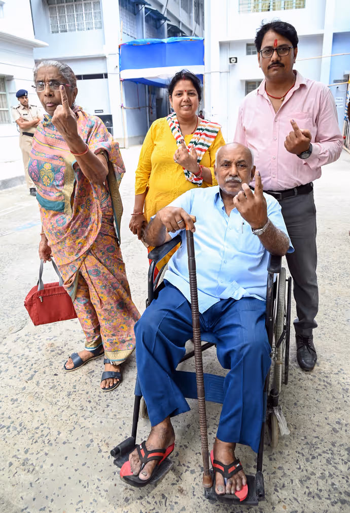 बांकीपुर विधानसभा उपचुनाव में वोटिंग डे की 8 तस्वीरें: आम से खास तक देखें किस-किस ने डाला वोट