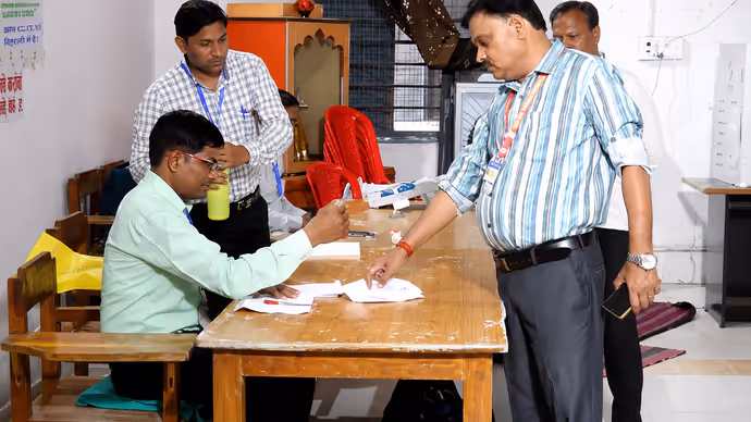Datia bypoll: नरोत्तम मिश्रा के गढ़ दतिया में मतदान का महाकुंभ, 5 PHOTOS में देखिए मतदान का जोश