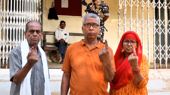 Datia bypoll: नरोत्तम मिश्रा के गढ़ दतिया में मतदान का महाकुंभ, 5 PHOTOS में देखिए मतदान का जोश