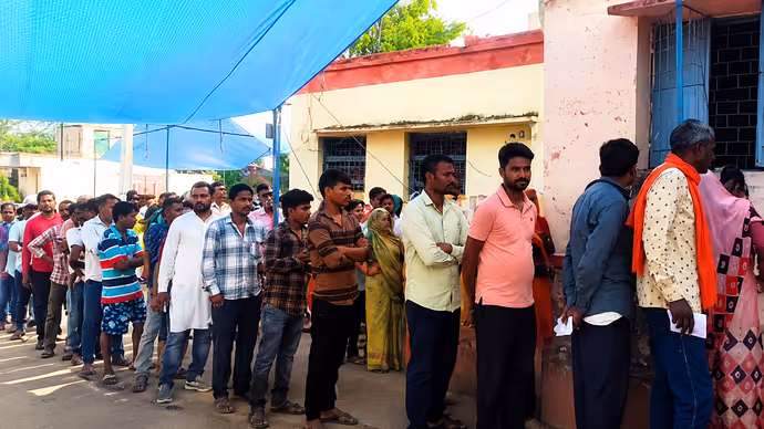 Datia bypoll: नरोत्तम मिश्रा के गढ़ दतिया में मतदान का महाकुंभ, 5 PHOTOS में देखिए मतदान का जोश