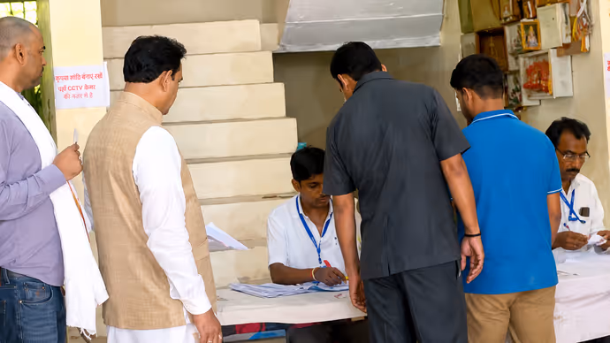 Datia bypoll: नरोत्तम मिश्रा के गढ़ दतिया में मतदान का महाकुंभ, 5 PHOTOS में देखिए मतदान का जोश