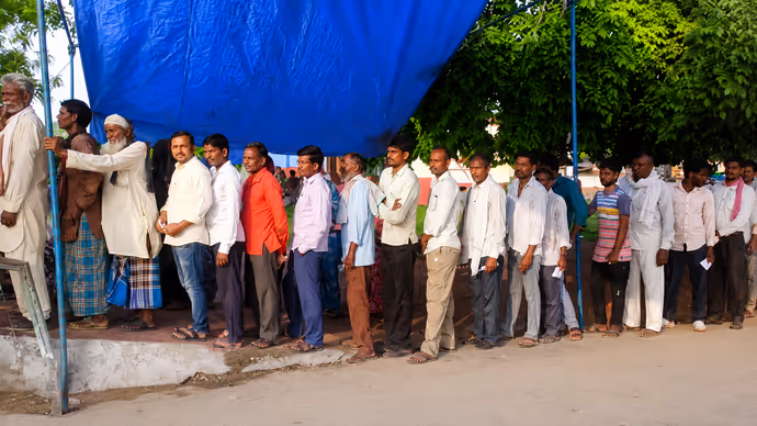 Datia bypoll: नरोत्तम मिश्रा के गढ़ दतिया में मतदान का महाकुंभ, 5 PHOTOS में देखिए मतदान का जोश
