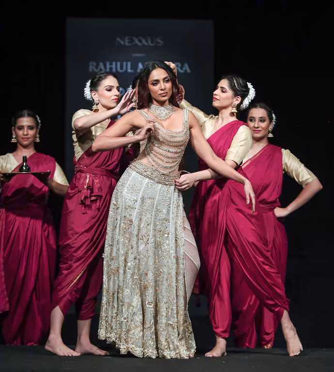 शोभिता धुलिपाला ने अपने 'देवी अवतार' से जीता दिल, देखें शानदार ICW के 12 PHOTOS
