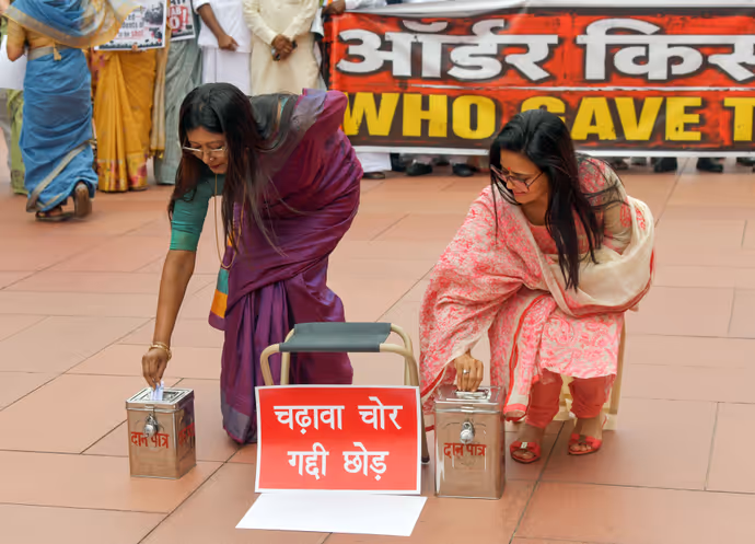 अयोध्या सांसद ने सिर पर उठाया पीपा, 6 PHOTO में राम मंदिर चंदा चोरी का अनोखा विरोध