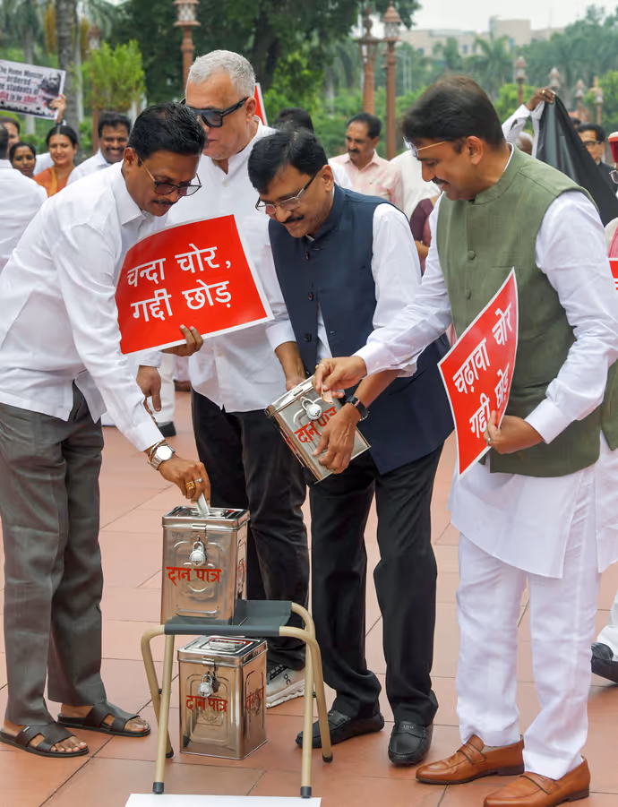 अयोध्या सांसद ने सिर पर उठाया पीपा, 6 PHOTO में राम मंदिर चंदा चोरी का अनोखा विरोध