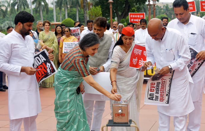 अयोध्या सांसद ने सिर पर उठाया पीपा, 6 PHOTO में राम मंदिर चंदा चोरी का अनोखा विरोध