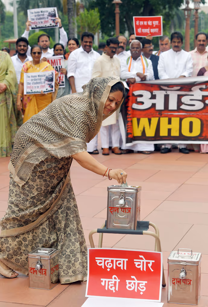 अयोध्या सांसद ने सिर पर उठाया पीपा, 6 PHOTO में राम मंदिर चंदा चोरी का अनोखा विरोध