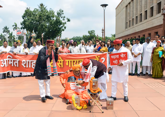 संसद में अनोखे प्रोटेस्ट की 8 तस्वीर: किस बात पर हंसी नहीं रोक पाए खड़गे और प्रियंका गांधी
