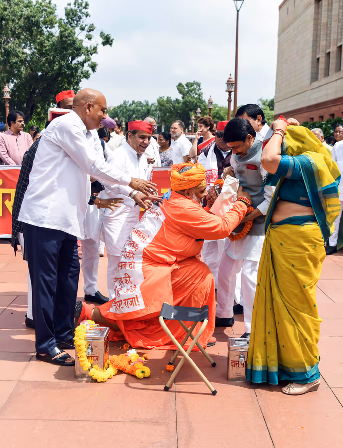 संसद में अनोखे प्रोटेस्ट की 8 तस्वीर: किस बात पर हंसी नहीं रोक पाए खड़गे और प्रियंका गांधी
