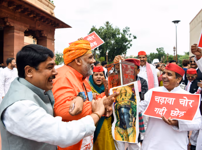 संसद में अनोखे प्रोटेस्ट की 8 तस्वीर: किस बात पर हंसी नहीं रोक पाए खड़गे और प्रियंका गांधी
