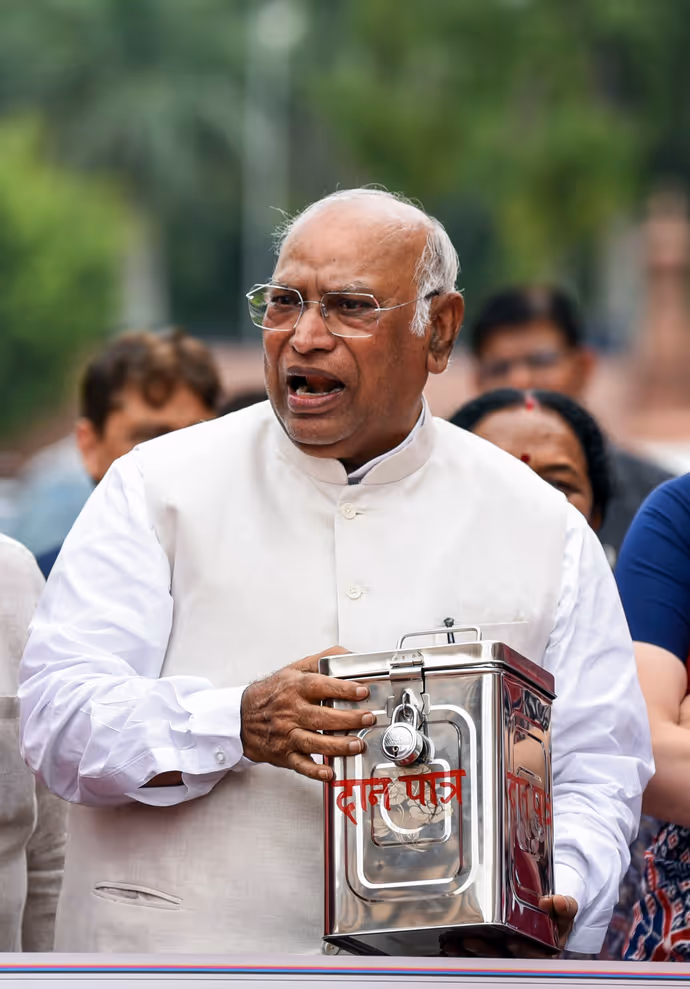 संसद में अनोखे प्रोटेस्ट की 8 तस्वीर: किस बात पर हंसी नहीं रोक पाए खड़गे और प्रियंका गांधी