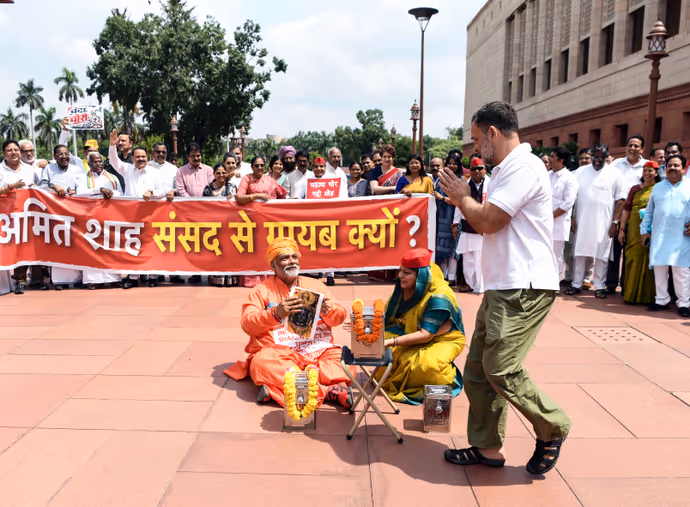 संसद में अनोखे प्रोटेस्ट की 8 तस्वीर: किस बात पर हंसी नहीं रोक पाए खड़गे और प्रियंका गांधी