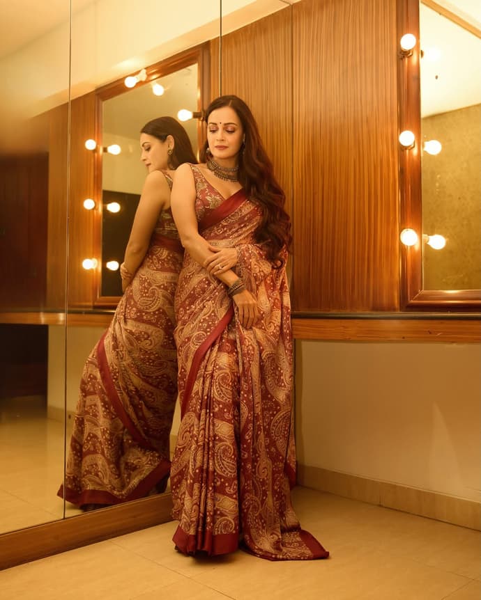 'ऑपरेशन सफेद सागर' की दीया मिर्जा ने साड़ी में फ्लॉन्ट किया संस्कार, 8 Photos में देखें खूबसूरती
