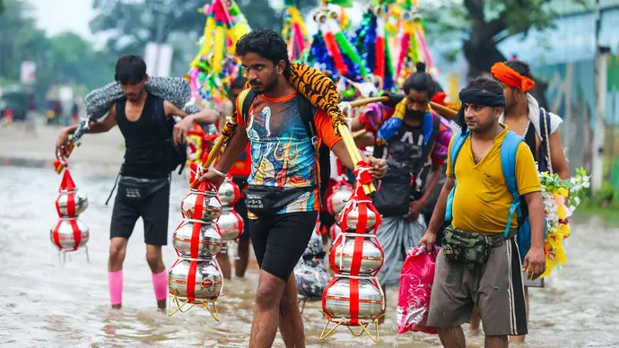 कांवड़ियों की 7 सबसे अद्भुत तस्वीरें: शिव को कंधे पर उठाए चलता रहा भक्त, भव्य रूप में दिखें महाकाल