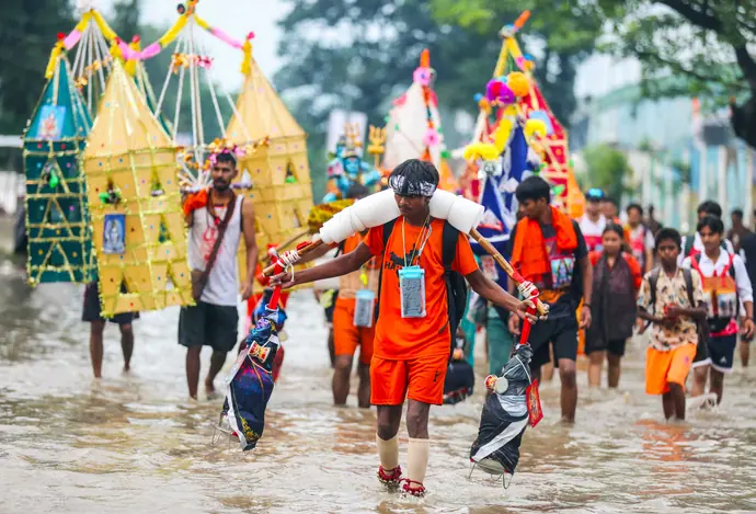 कांवड़ियों की 7 सबसे अद्भुत तस्वीरें: शिव को कंधे पर उठाए चलता रहा भक्त, भव्य रूप में दिखें महाकाल