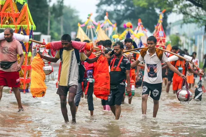 कांवड़ियों की 7 सबसे अद्भुत तस्वीरें: शिव को कंधे पर उठाए चलता रहा भक्त, भव्य रूप में दिखें महाकाल