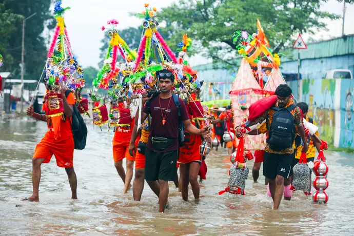 कांवड़ियों की 7 सबसे अद्भुत तस्वीरें: शिव को कंधे पर उठाए चलता रहा भक्त, भव्य रूप में दिखें महाकाल