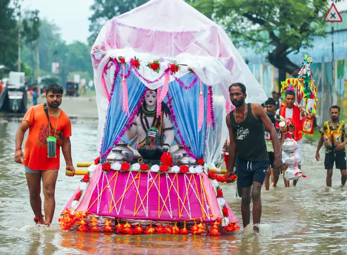 कांवड़ियों की 7 सबसे अद्भुत तस्वीरें: शिव को कंधे पर उठाए चलता रहा भक्त, भव्य रूप में दिखें महाकाल