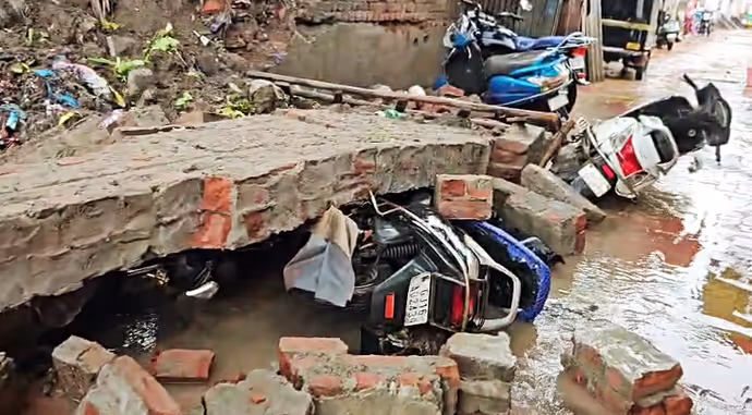 मानसून का कहर! अलकनंदा का रौद्र रूप और बारिश से तबाही की 8 खौफनाक तस्वीरें