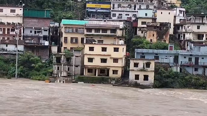 मानसून का कहर! अलकनंदा का रौद्र रूप और बारिश से तबाही की 8 खौफनाक तस्वीरें