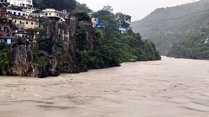 मानसून का कहर! अलकनंदा का रौद्र रूप और बारिश से तबाही की 8 खौफनाक तस्वीरें