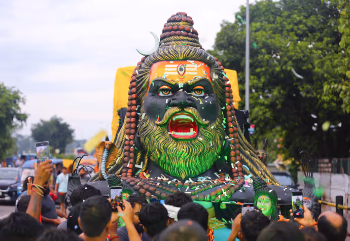 कांवड़ियों की 7 सबसे अद्भुत तस्वीरें: शिव को कंधे पर उठाए चलता रहा भक्त, भव्य रूप में दिखें महाकाल