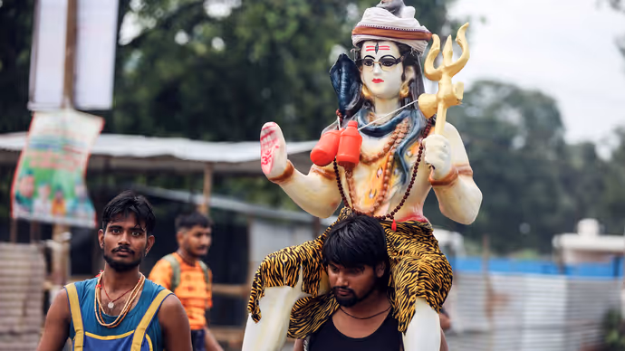 कांवड़ियों की 7 सबसे अद्भुत तस्वीरें: शिव को कंधे पर उठाए चलता रहा भक्त, भव्य रूप में दिखें महाकाल