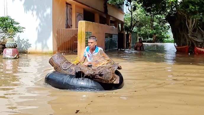 बाढ़ की 10 सबसे खौफनाक तस्वीरें: कहीं सड़क बनी नदी तो कहीं पानी के बीच गृहस्थी की जुगाड़