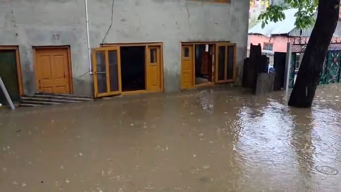 बाढ़ की 10 सबसे खौफनाक तस्वीरें: कहीं सड़क बनी नदी तो कहीं पानी के बीच गृहस्थी की जुगाड़