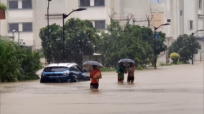 बाढ़ की 10 सबसे खौफनाक तस्वीरें: कहीं सड़क बनी नदी तो कहीं पानी के बीच गृहस्थी की जुगाड़