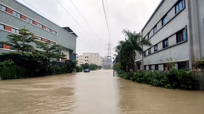बाढ़ की 10 सबसे खौफनाक तस्वीरें: कहीं सड़क बनी नदी तो कहीं पानी के बीच गृहस्थी की जुगाड़