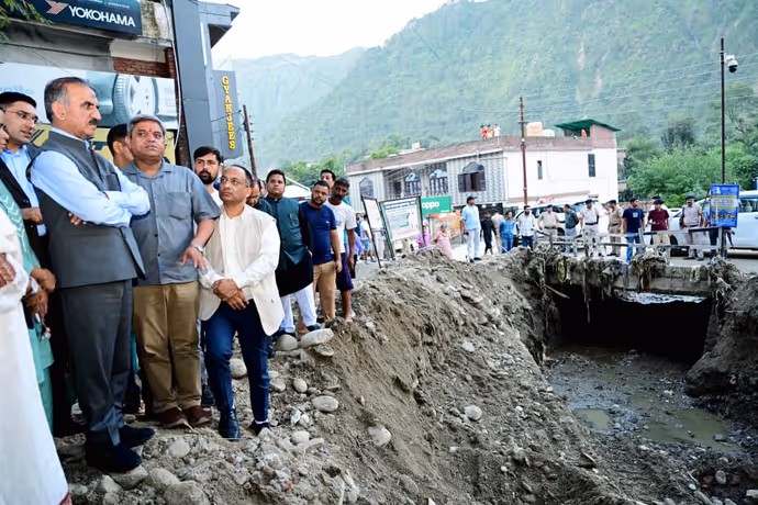 बाढ़ की 10 सबसे खौफनाक तस्वीरें: कहीं सड़क बनी नदी तो कहीं पानी के बीच गृहस्थी की जुगाड़