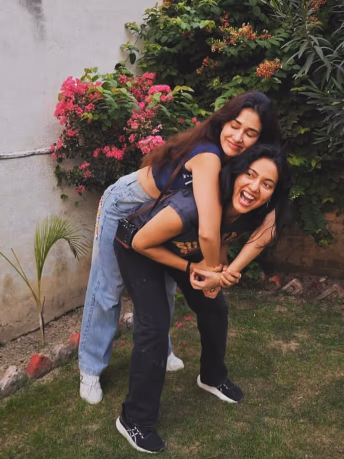 Sisters Day 2026: कोई गोल्फर, कोई आर्मी ऑफिसर, क्या करती हैं इन 10 हीरोइनों की ख़ूबसूरत बहनें