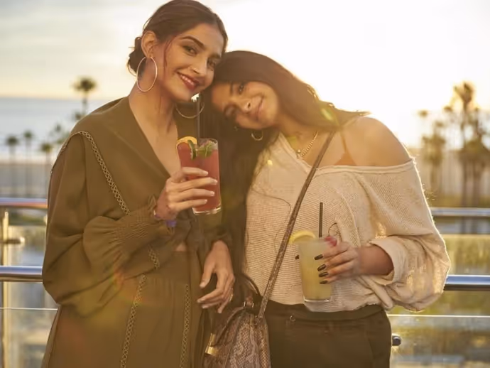 Sisters Day 2026: कोई गोल्फर, कोई आर्मी ऑफिसर, क्या करती हैं इन 10 हीरोइनों की ख़ूबसूरत बहनें