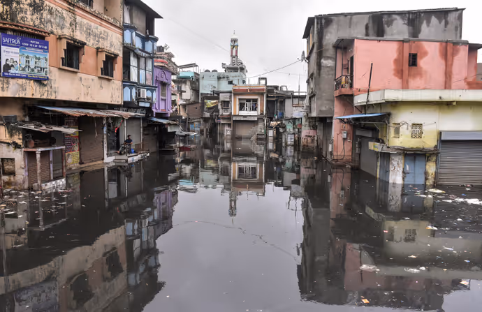 रुद्रप्रयाग में अलकनंदा का रौद्र रूप, 10 तस्वीरों में देखें देशभर में बारिश-बाढ़ से मची तबाही