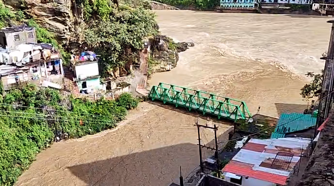 रुद्रप्रयाग में अलकनंदा का रौद्र रूप, 10 तस्वीरों में देखें देशभर में बारिश-बाढ़ से मची तबाही