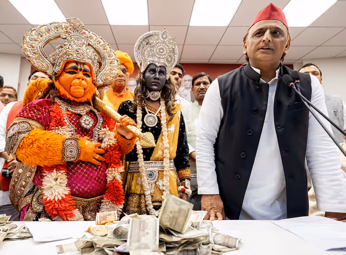बदले-बदले से नजर आए अखिलेश यादव, सनातनी प्रतीकों संग सपा प्रमुख की 6 खास तस्वीरें