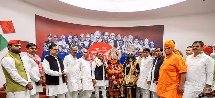 बदले-बदले से नजर आए अखिलेश यादव, सनातनी प्रतीकों संग सपा प्रमुख की 6 खास तस्वीरें