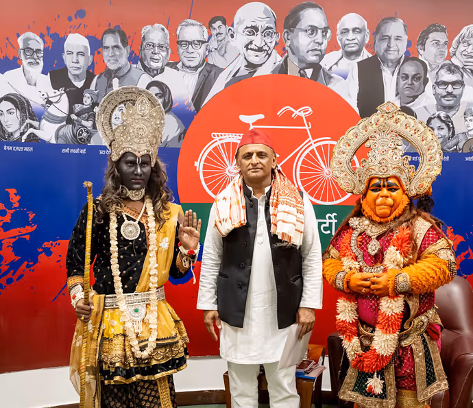 बदले-बदले से नजर आए अखिलेश यादव, सनातनी प्रतीकों संग सपा प्रमुख की 6 खास तस्वीरें