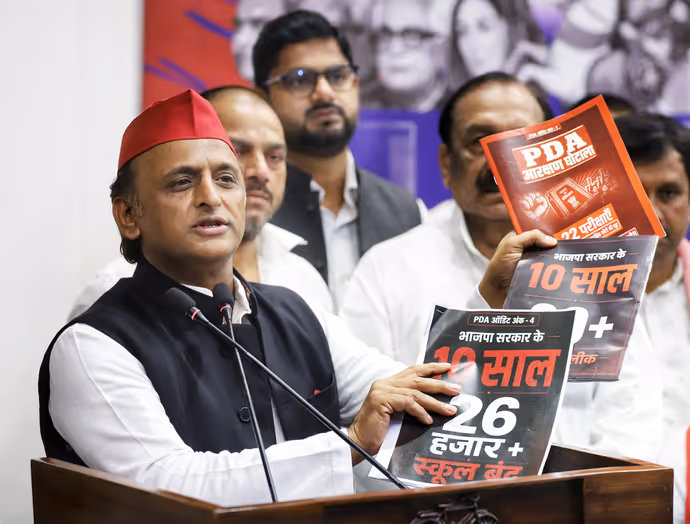 बदले-बदले से नजर आए अखिलेश यादव, सनातनी प्रतीकों संग सपा प्रमुख की 6 खास तस्वीरें