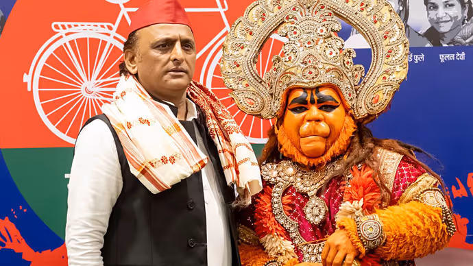 बदले-बदले से नजर आए अखिलेश यादव, सनातनी प्रतीकों संग सपा प्रमुख की 6 खास तस्वीरें