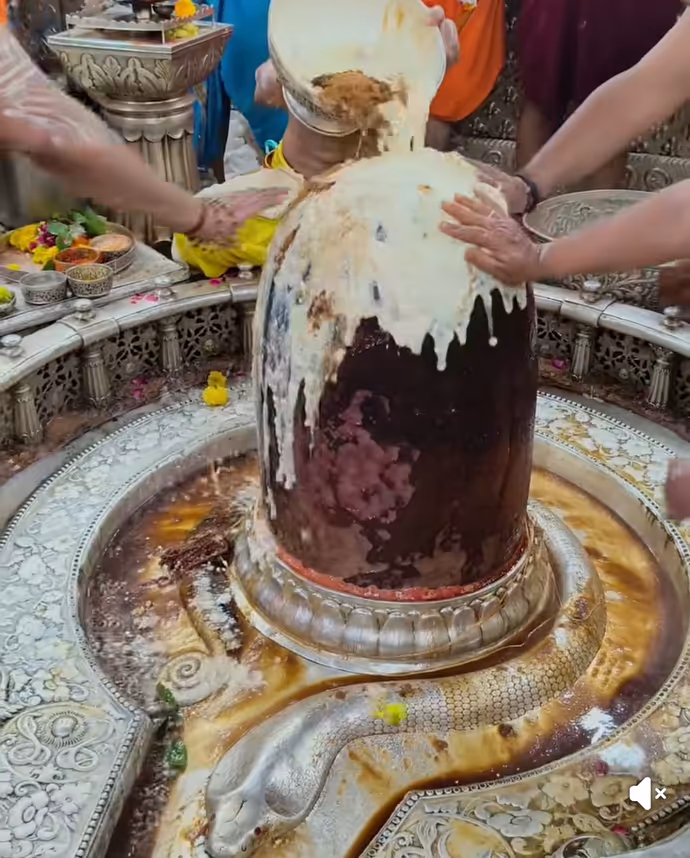 सावन के पहले सोमवार पर बाबा महाकाल का दिव्य श्रृंगार, 10 तस्वीरों में करें दर्शन
